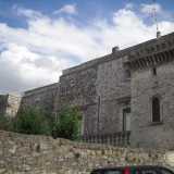 Arriviamo quindi in via Ascanio Amenduni dove finalmente incontriamo "il castello", cio� il Palazzo Ducale. La costruzione, abitata dal XII dai feudatari del luogo, � stata pi� volte ampliata e modificata fino all'aspetto odierno che esalta il portale spagnolo e la torre esterna quadrangolare messa su dai normanni